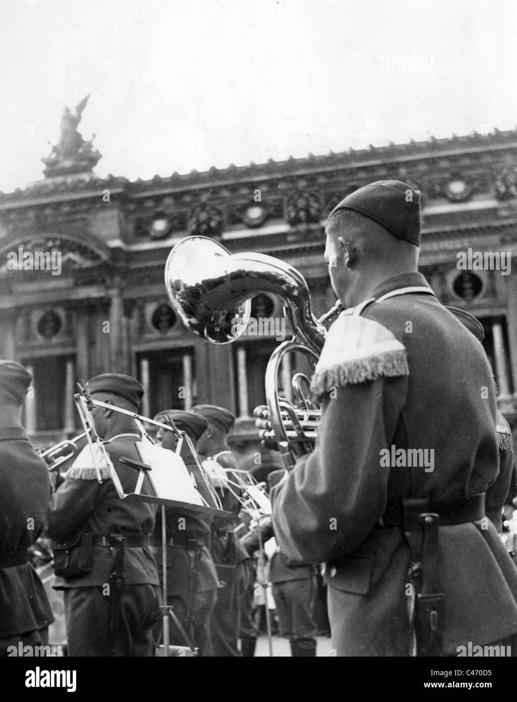 Paris 1940 entertainment hi-res stock photography and images - Alamy