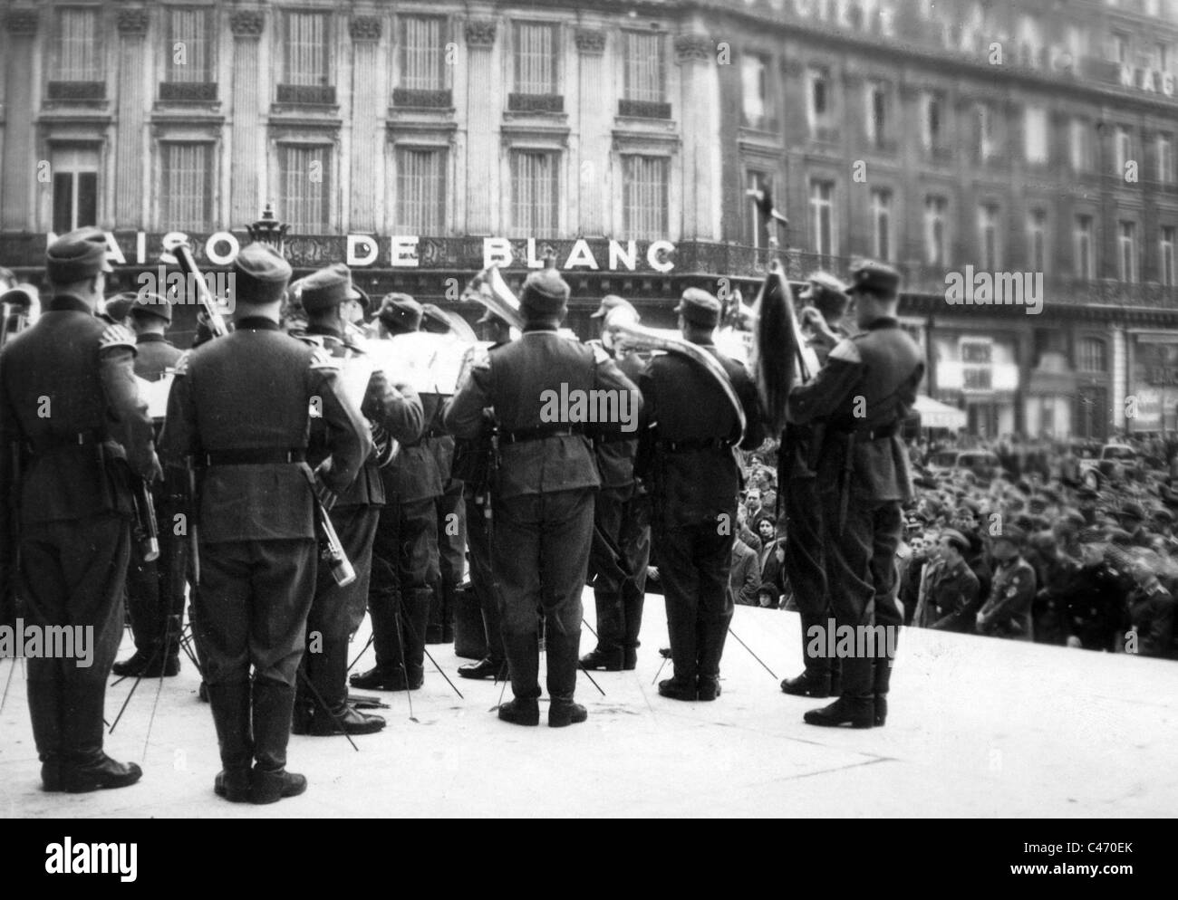 Paris 1940 entertainment hi-res stock photography and images - Alamy