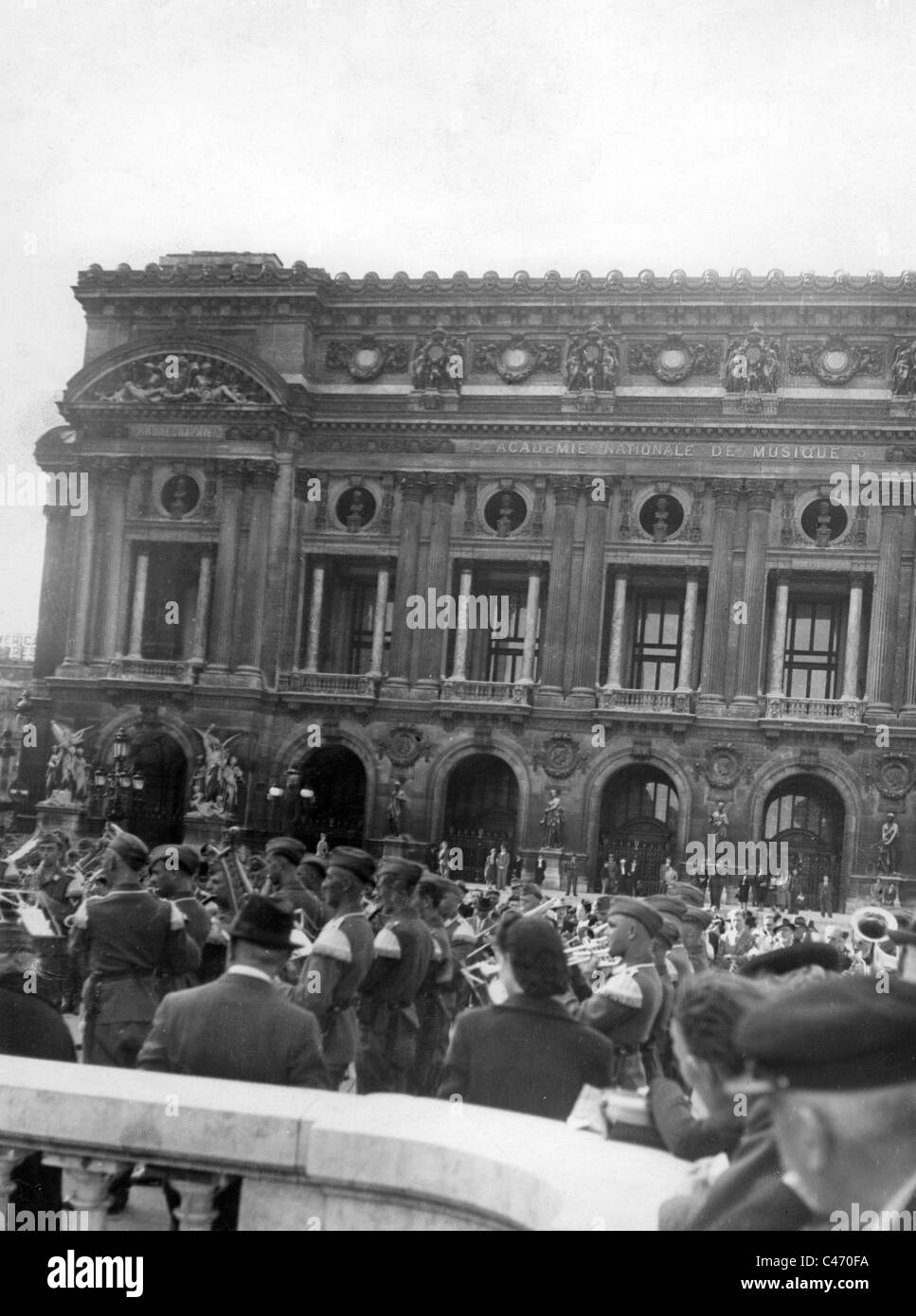 Paris 1940 entertainment hi-res stock photography and images - Alamy