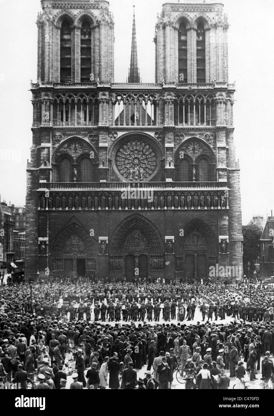 Paris 1940 entertainment hi-res stock photography and images - Alamy