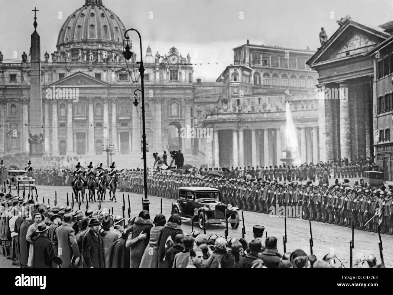 Pope Pius XI receives Benito Mussolini in audience. In the image, the carriages of Mussolini in front of a crowd, 1932 Stock Photo