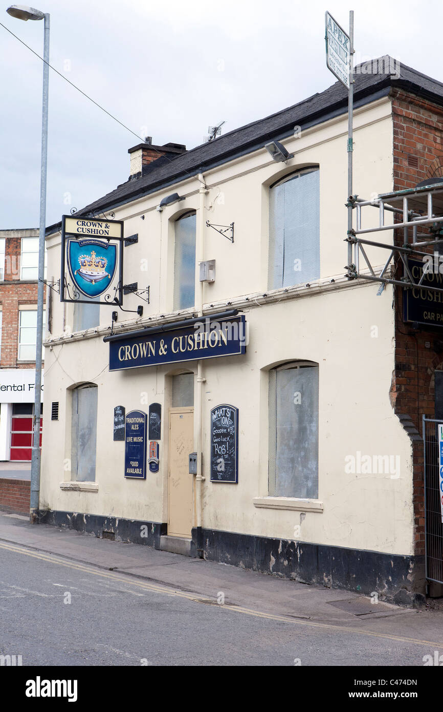 Empty and boarded up pub in Loughborough, Leicestershire Stock Photo