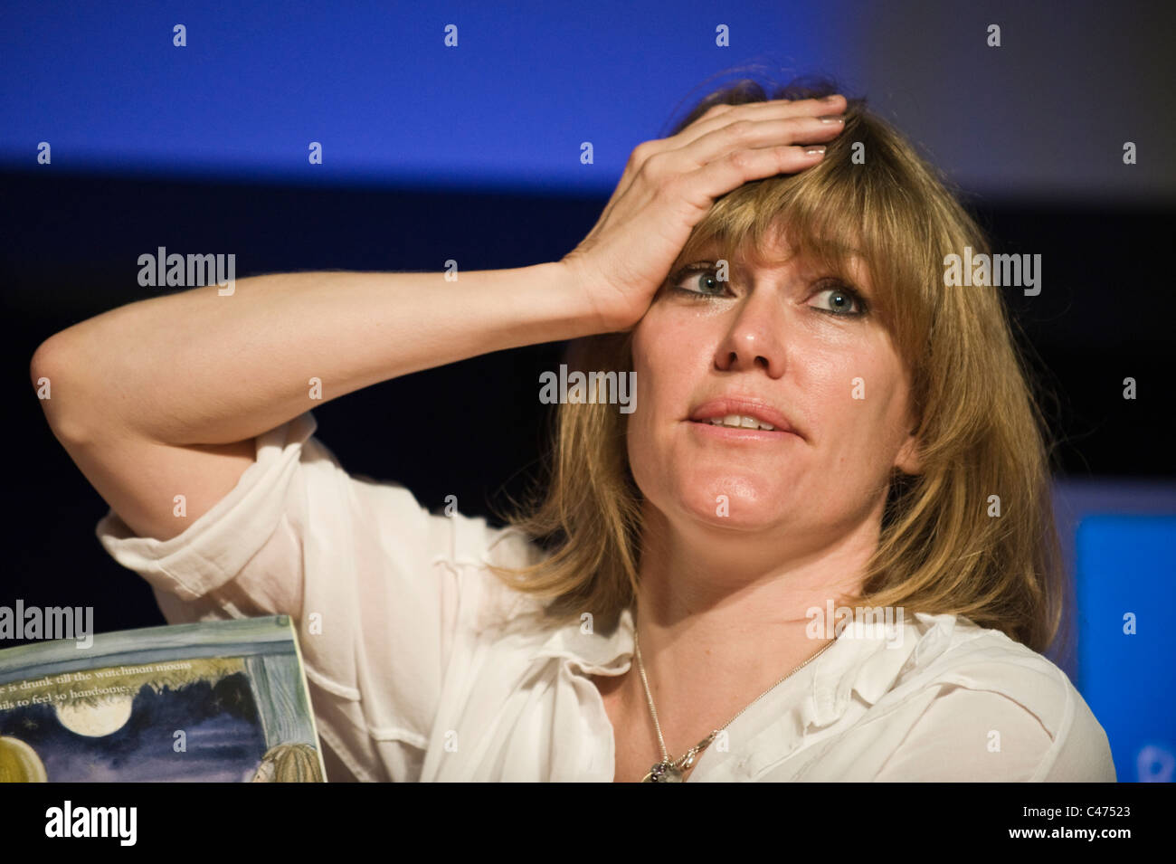 Cerys Matthews Welsh musician reading a children's book she's written to audience of children at Hay Festival 2011 Stock Photo