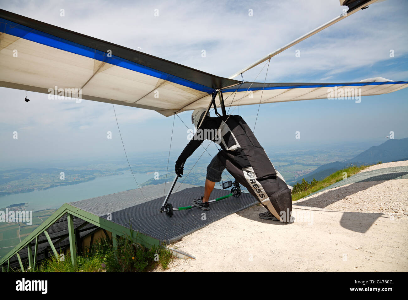 Hang glider waiting right time hires stock photography and images Alamy