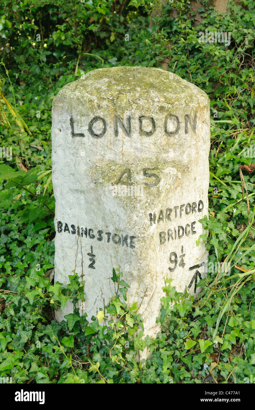 Milestone, 45 miles from London, 1/2 mile from Basingstoke and 9.25 from Hartford Bridge Stock Photo