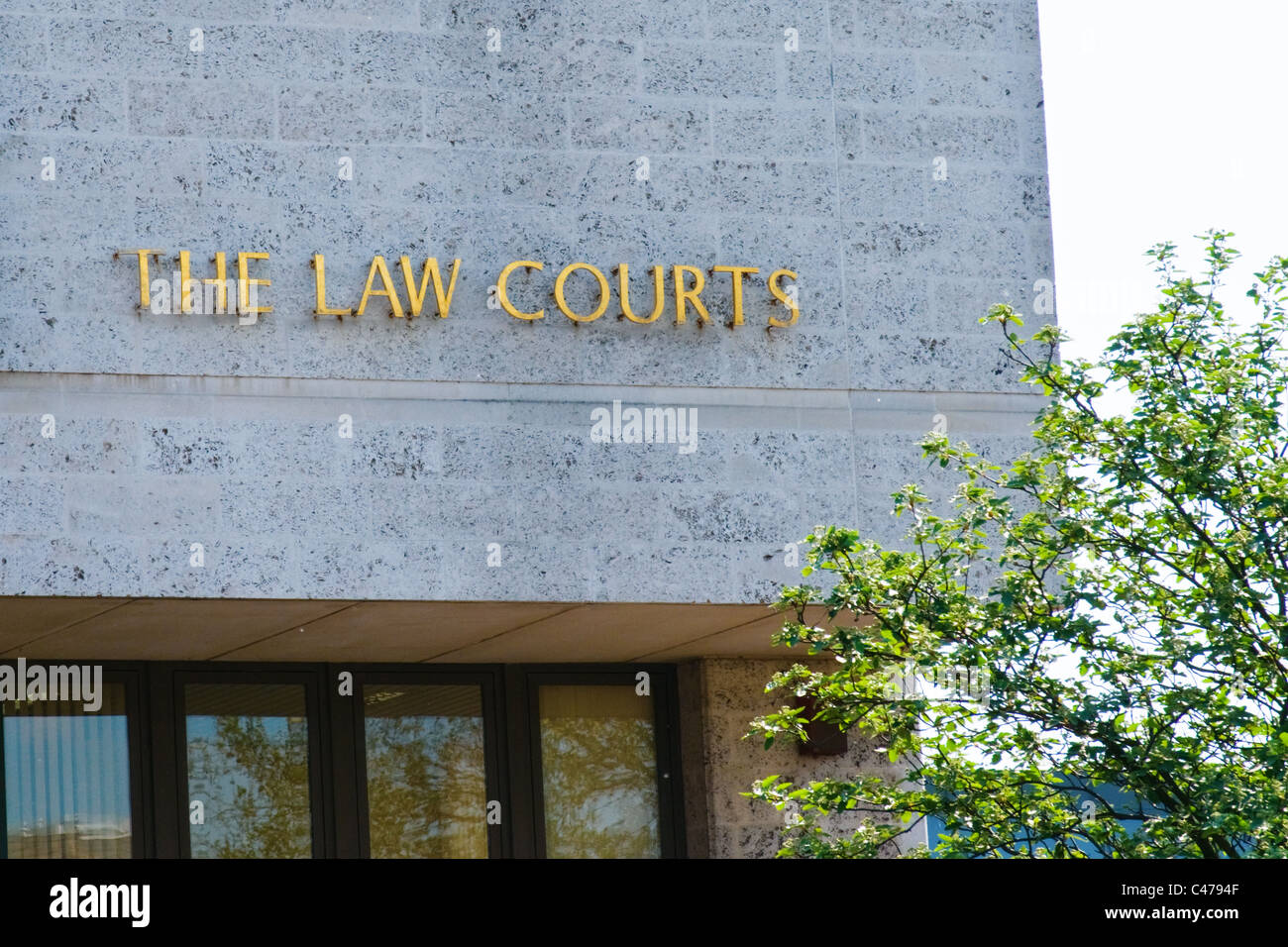 The Law Courts gold sign, Crown Court Maidstone Kent Stock Photo