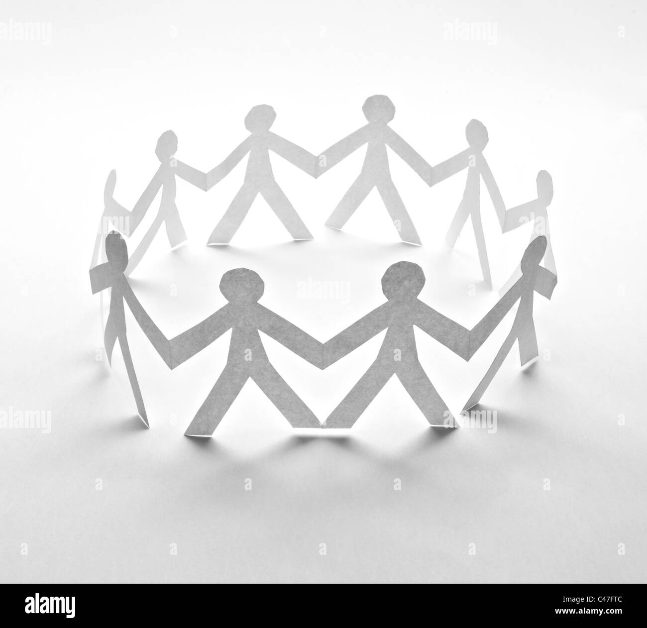 Возможность войти в круг избранных. Человек в круге. Бумажные человечки в кургуъ. Человечки стоящие кругами. Человек в круге.