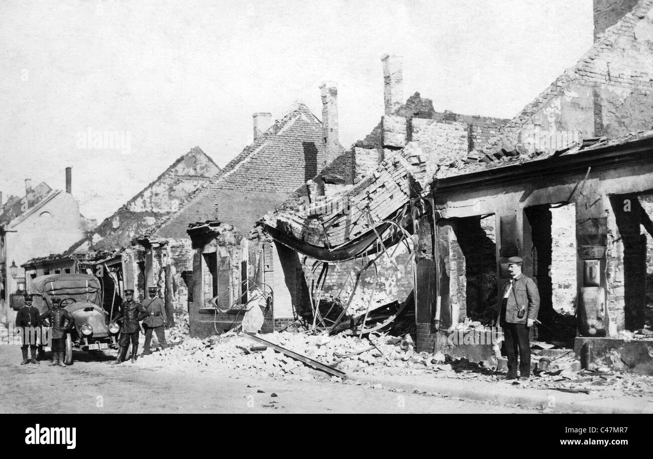 Civilian in front of destroyed buildings in Ortelsburg, 1914 Stock Photo