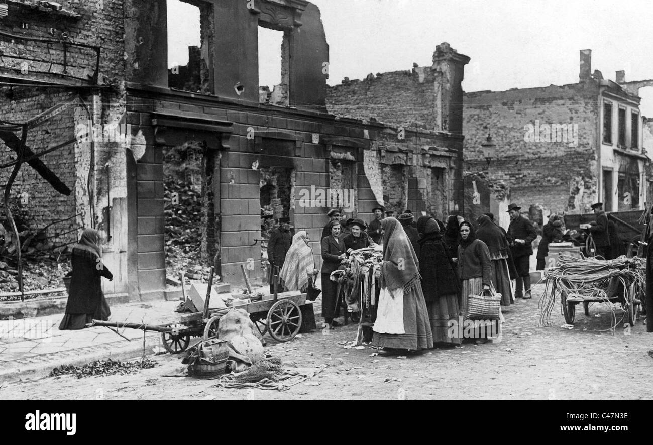 https://c8.alamy.com/comp/C47N3E/market-day-in-the-demolished-town-of-ortelsburg-szczytno-1914-C47N3E.jpg