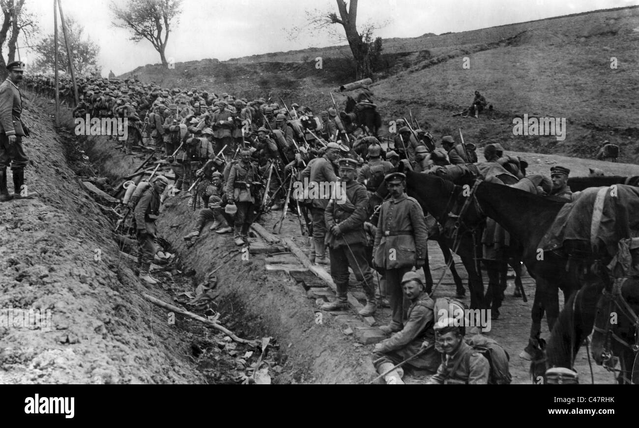German soldiers take a break at the roadside, 1915 Stock Photo