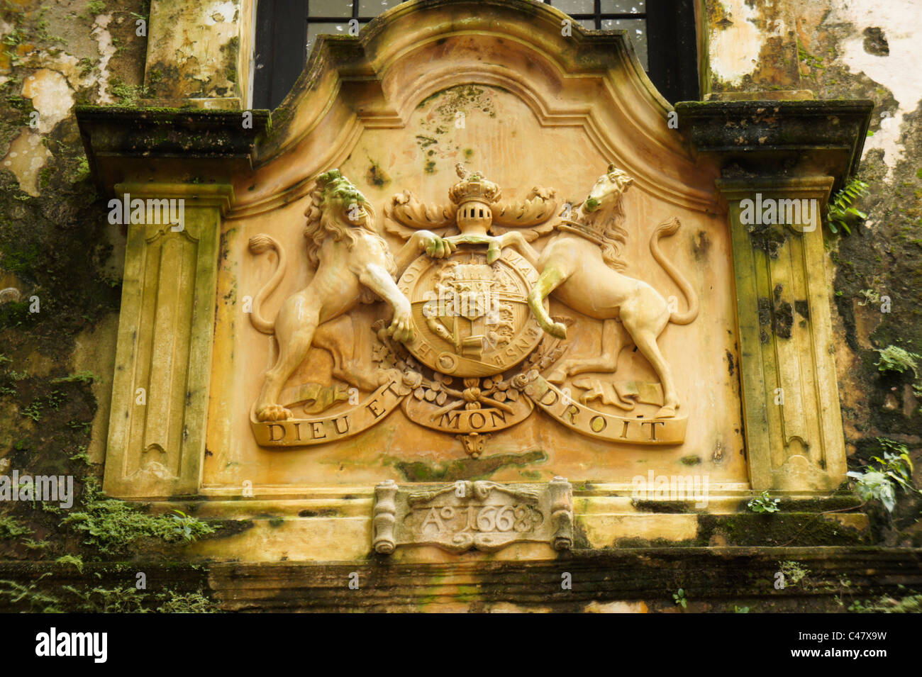 Royal coat of arms of the UK with the is the motto of the British Monarch Dieu et mon droit at the entrance gate to the historic Stock Photo