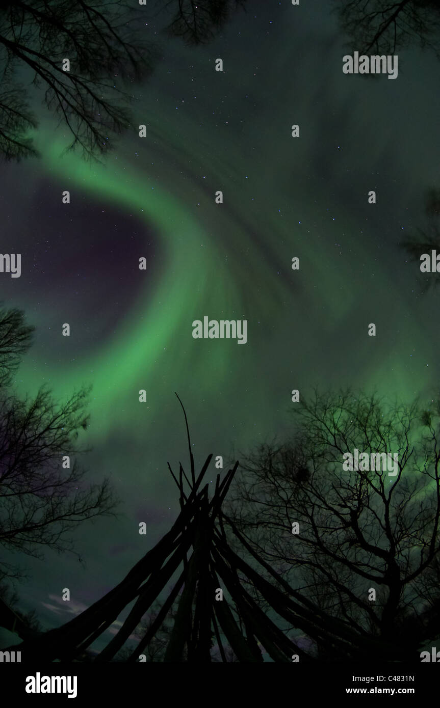 Nordlicht, Aurora borealis, ueber Berggipfeln, Abenddaemmerung, Norrbotten, Lappland, Schweden Stock Photo