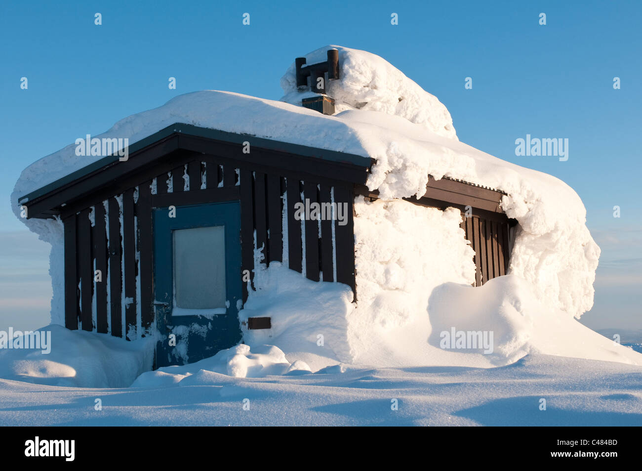 tiefverschneite Huette auf dem Berg Dundret, Gaellivare, Norrbotten, Lappland, Schweden, snowy house snow covered house in swede Stock Photo