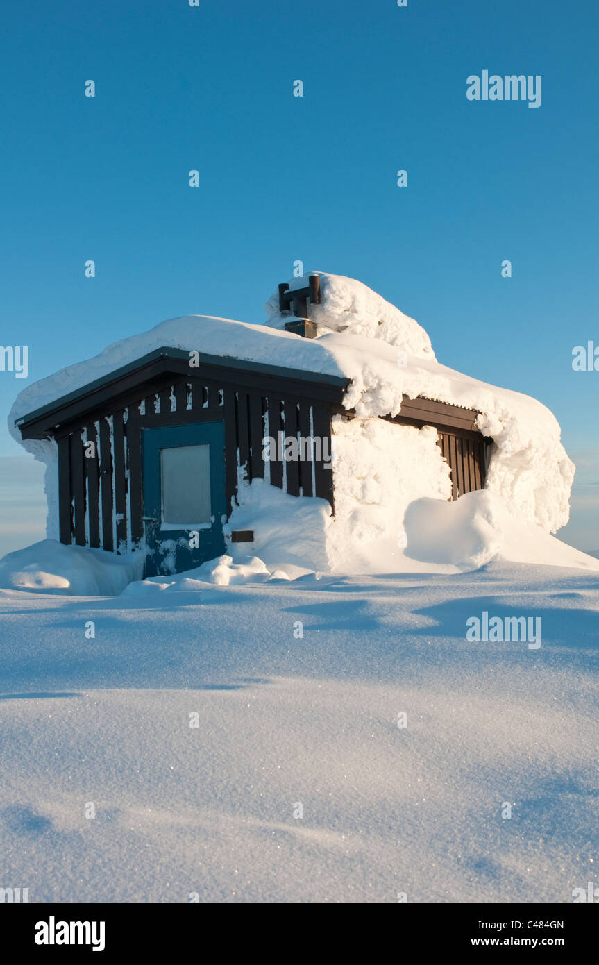 tiefverschneite Huette auf dem Berg Dundret, Gaellivare, Norrbotten, Lappland, Schweden, snowy house snow covered house sweden Stock Photo
