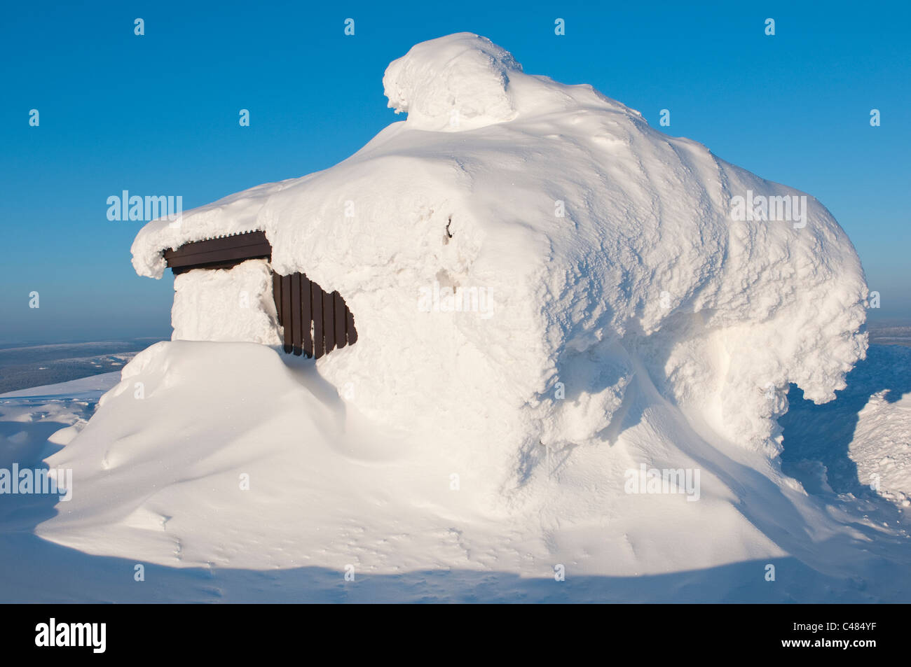 snowy house snow covered house in sweden,  Dundret, Gaellivare, Norrbotten, Lappland, Schweden Stock Photo