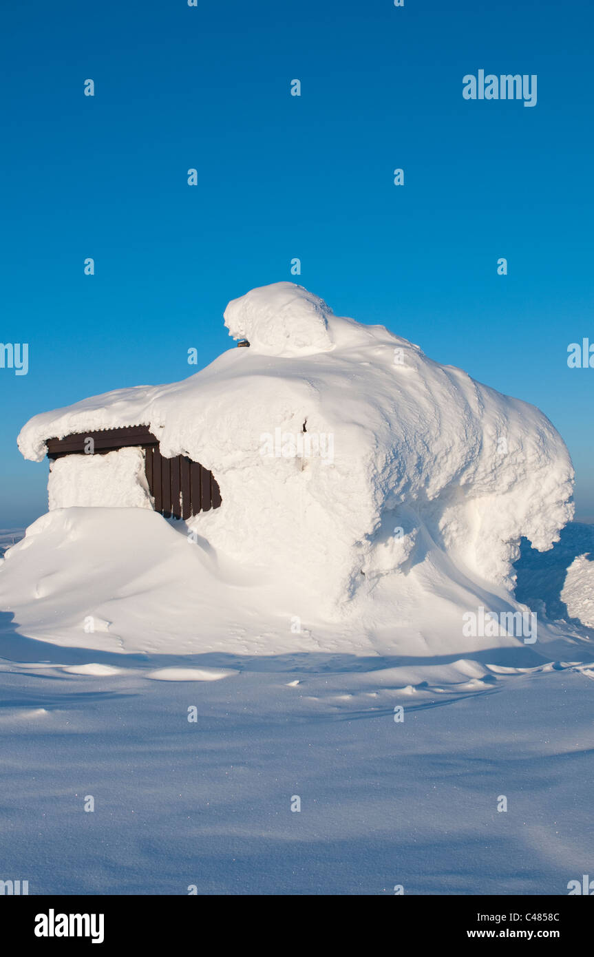 tiefverschneite Huette auf dem Berg Dundret, Gaellivare, Norrbotten, Lappland, Schweden, snow covered house in sweden Stock Photo