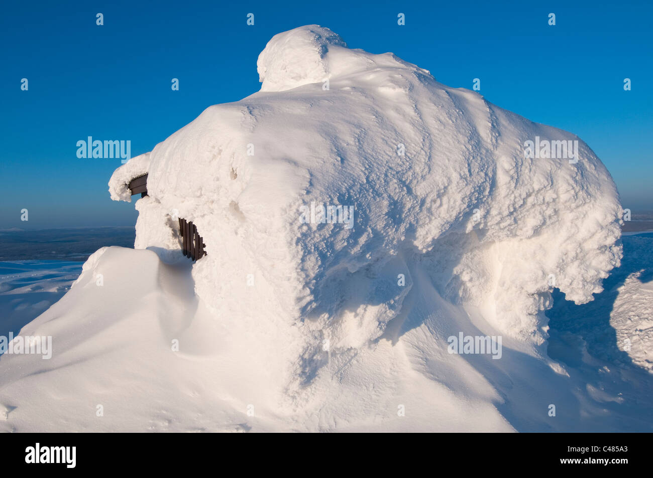 tiefverschneite Huette auf dem Berg Dundret, Gaellivare, Norrbotten, Lappland, Schweden, snowy house in sweden Stock Photo