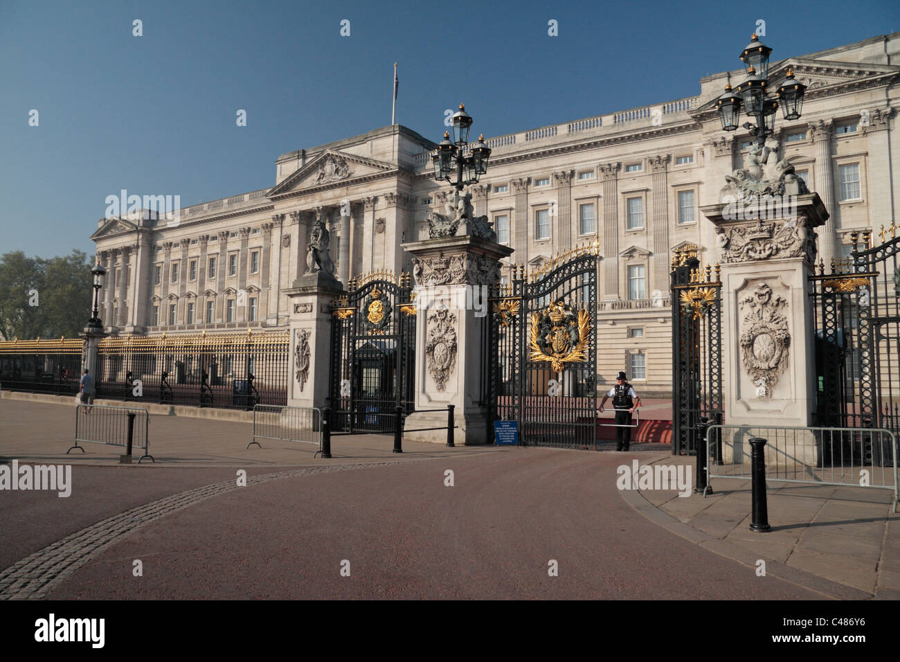 Early morning view of the main access gate to Buckingham Palace, London, UK. Stock Photo