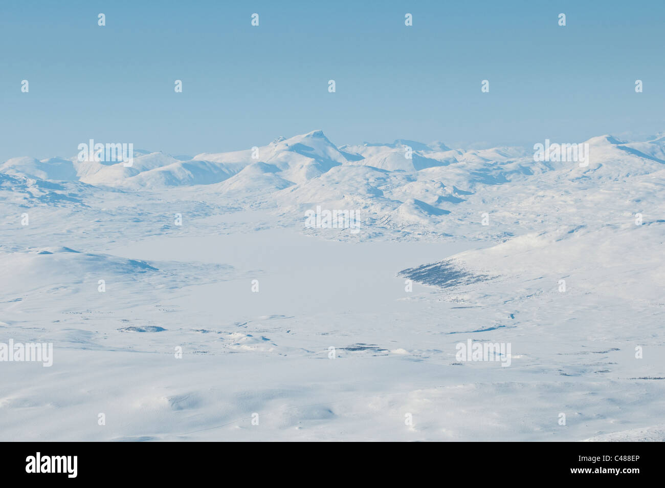 Blick zum zugefrorenen See Sallohaure, Gipfel, Padjelanta Nationalpark, Welterbe Laponia, Norrbotten, Lappland, Schweden Stock Photo
