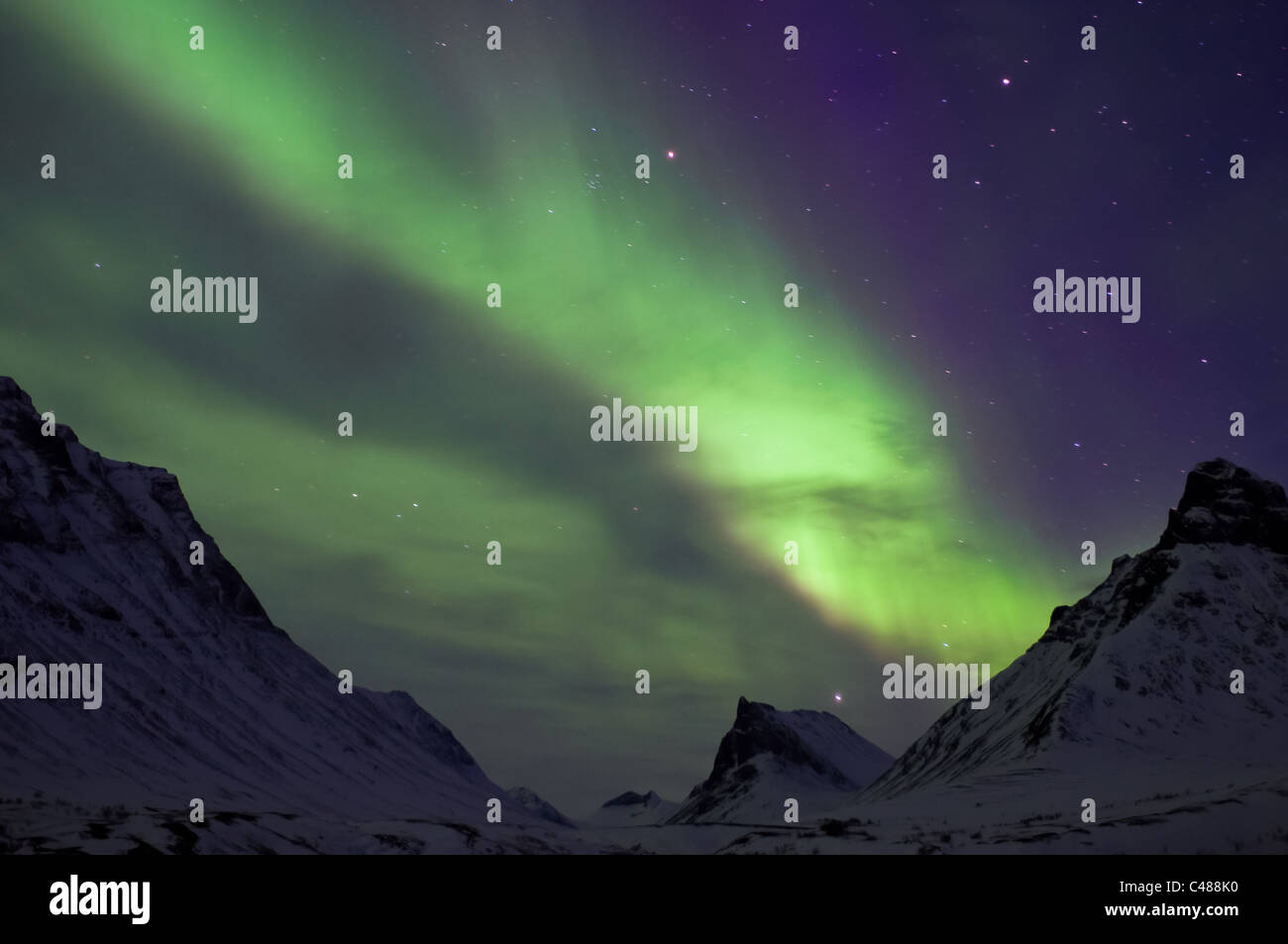 Nordlicht, Aurora borealis, ueber Berggipfeln, Abenddaemmerung, Norrbotten, Lappland, Schweden Stock Photo