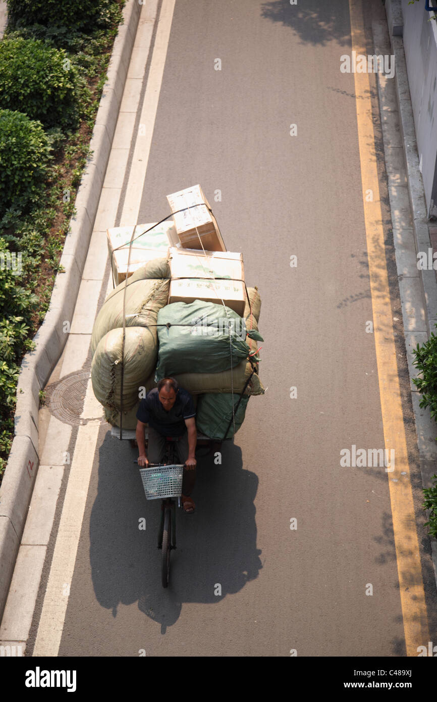 Overhead view of overloaded bicycle, Guangzhou, China Stock Photo