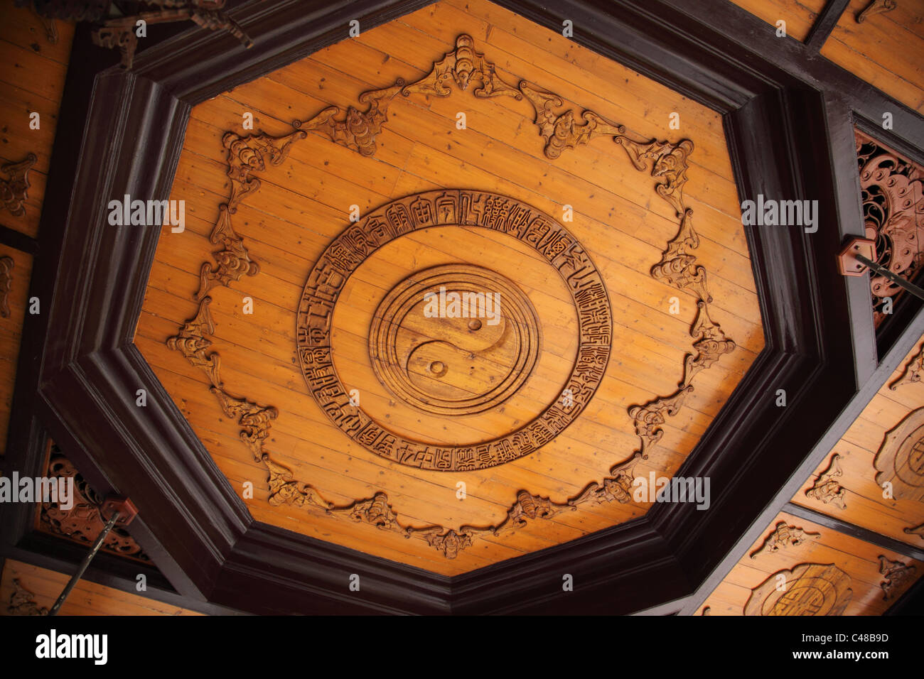 Ying Yang roof carving at Yuelu Academy, Changsha, Hunan, China Stock Photo