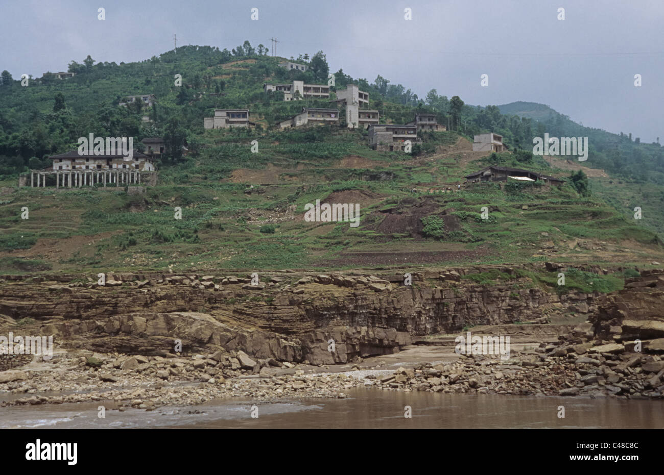 Abandoned and new houses, upriver from Wanxian, Yangtze River, China 990601 1509 Stock Photo