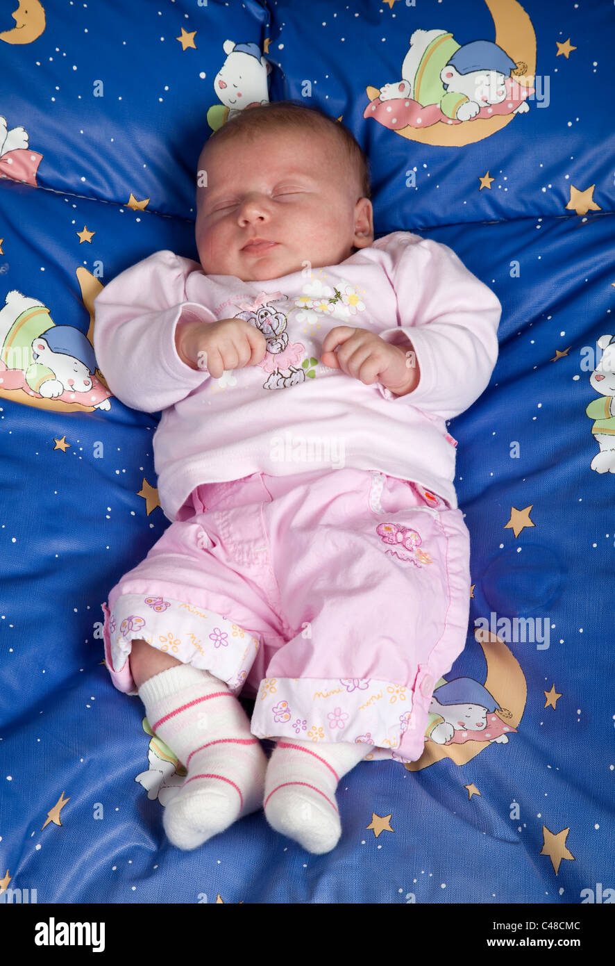 Kleinkind, Baby, 5 Wochen alt, liegt im Bettchen und schläft Stock Photo