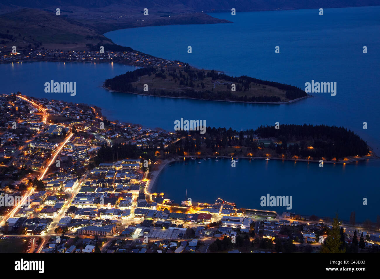 Dusk over queenstown and lake wakatipu hi-res stock photography and ...