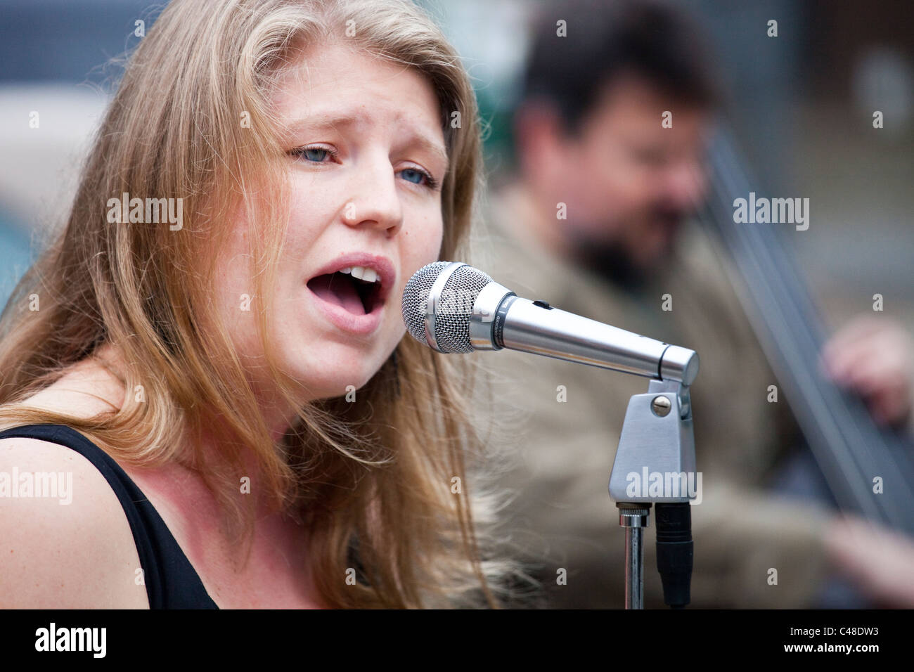 Vocalist Kristin Callahan singing jazz in Washington DC Stock Photo