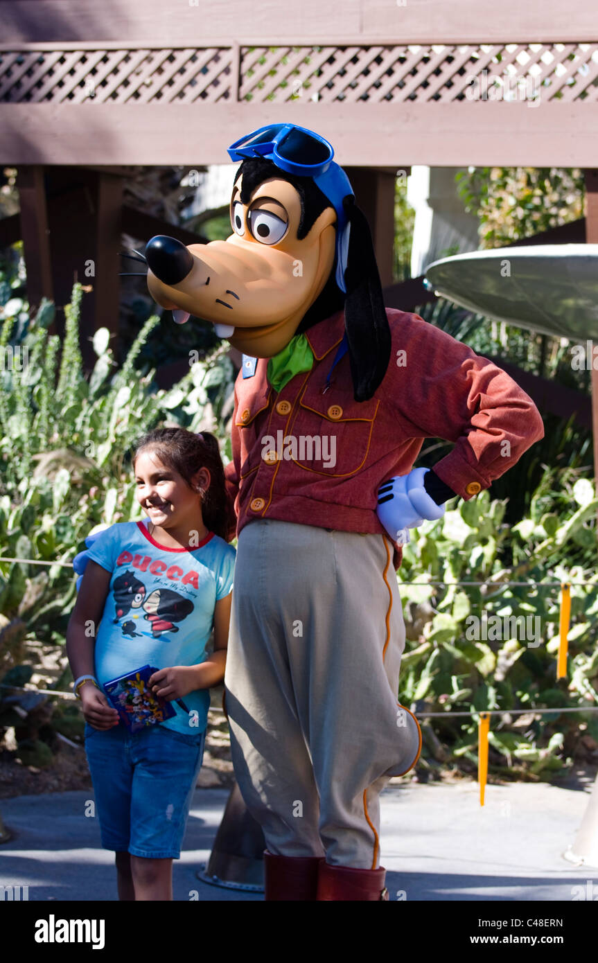Goofy character at Disneyland Stock Photo Alamy