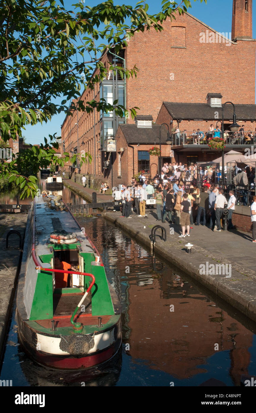 Dukes 92 bar alongside the Rochdale Canal in the Castlefield area of Manchester. Stock Photo