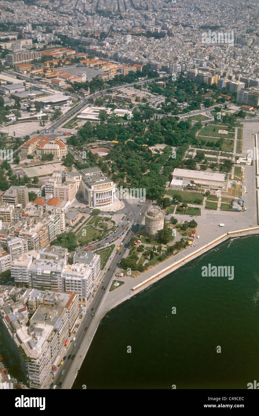 Aerial photograph of the White Tower in the modern city of Saloniki in Greece Stock Photo