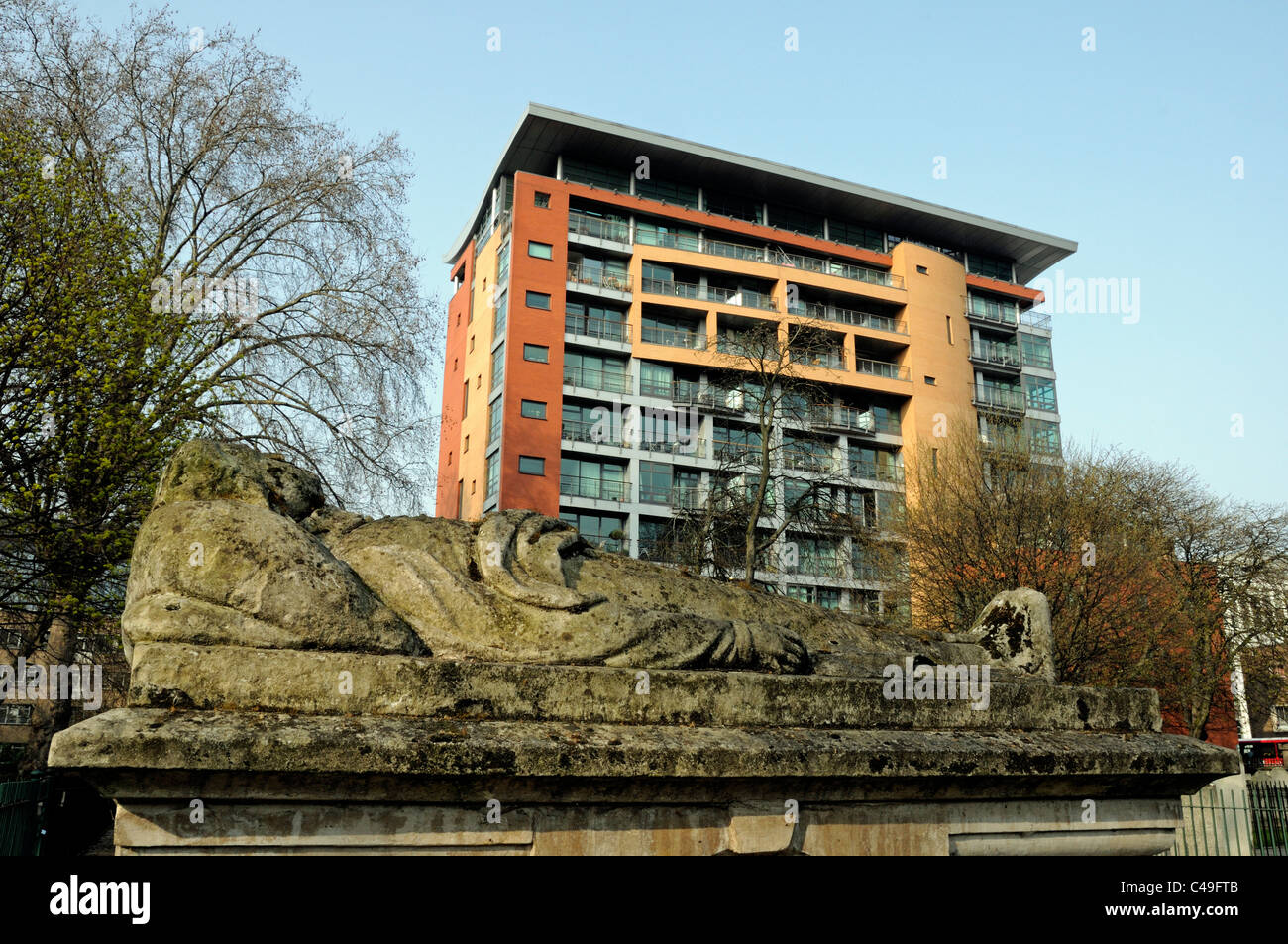 Gravestone of John Bunyan author of Pilgrims Progress, with modern flats behind, Bunhill Fields Burial Ground Islington London Stock Photo