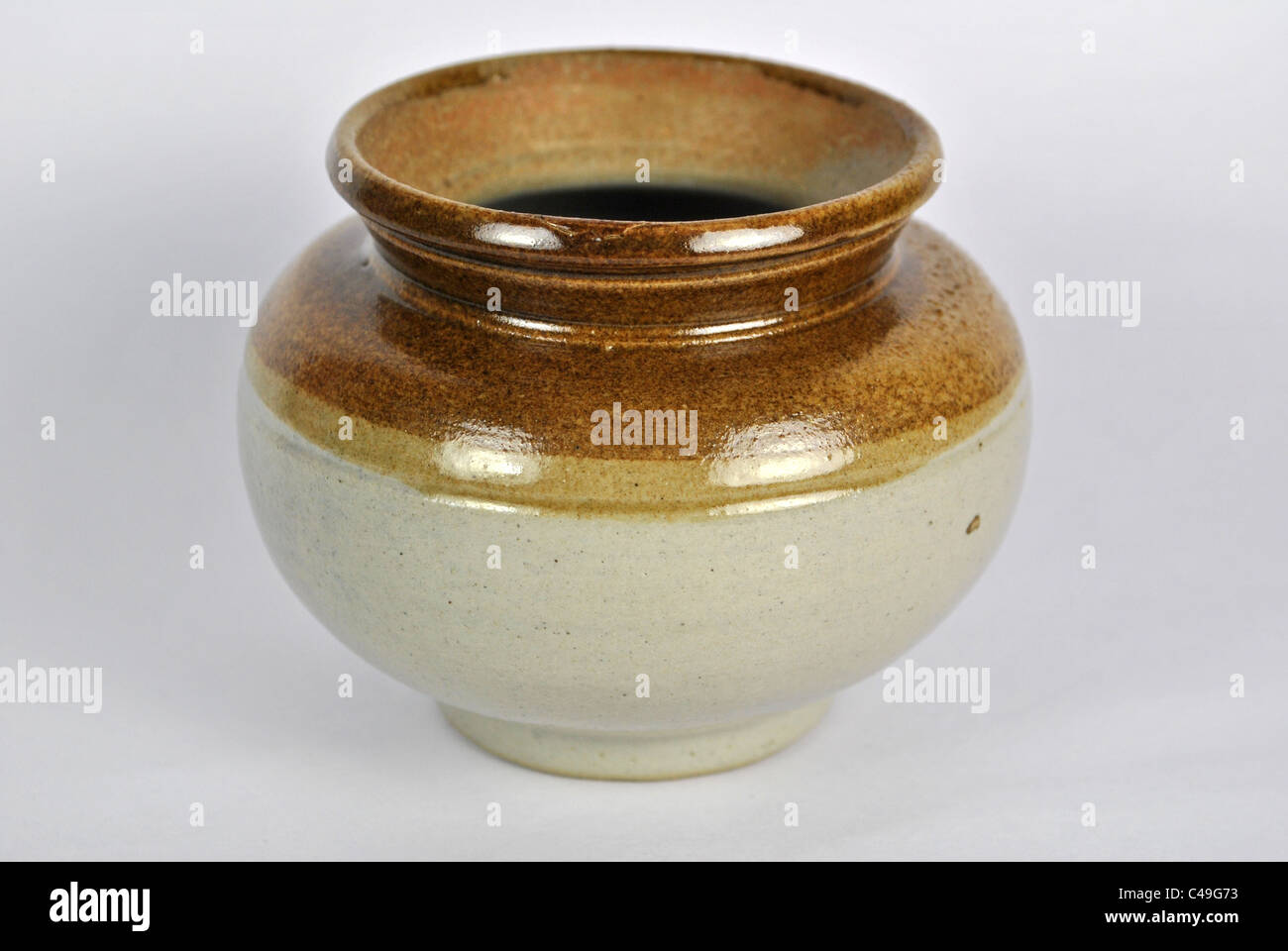 https://c8.alamy.com/comp/C49G73/kerala-traditional-clay-ceramic-pot-pottery-still-life-silo-cut-out-C49G73.jpg