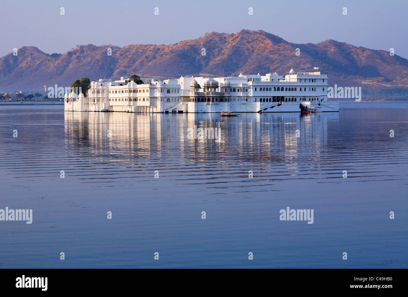 India - Rajasthan - Udaipur - the Lake Palace Hotel in the middle of Lake Pichola Stock Photo