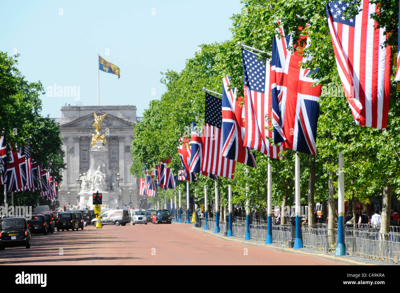 American flag & Union Jack line length of The Mall & Royal Standard Buckingham Palace Obama state presidential visit street scene London England UK Stock Photo