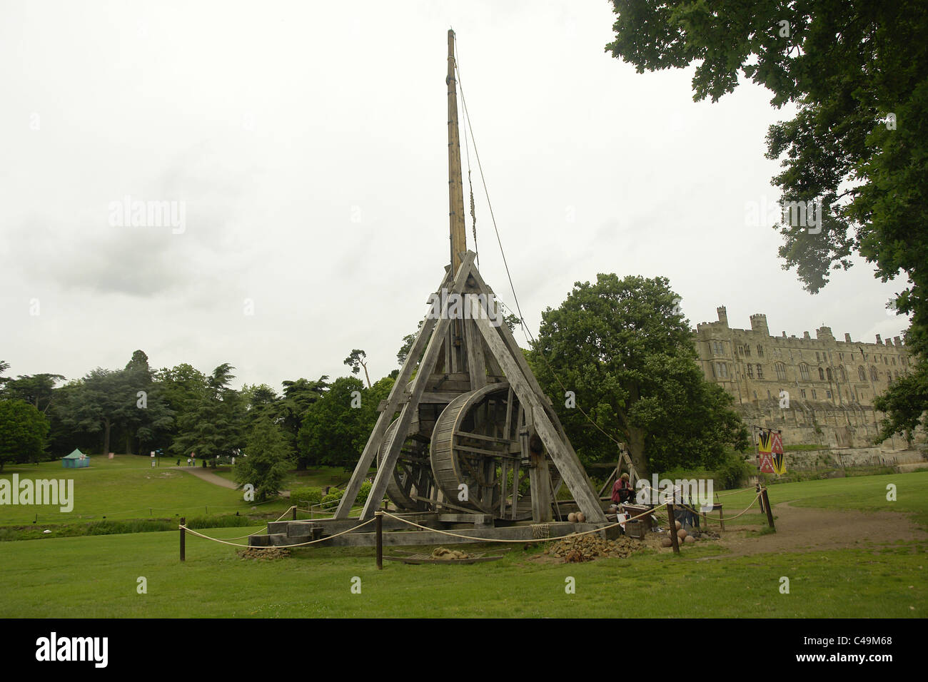 The trebuchet is a compound machine that makes use of the mechanical advantage of a lever to throw a projectile. this Trebuchet is at Warwick Castle, Stock Photo