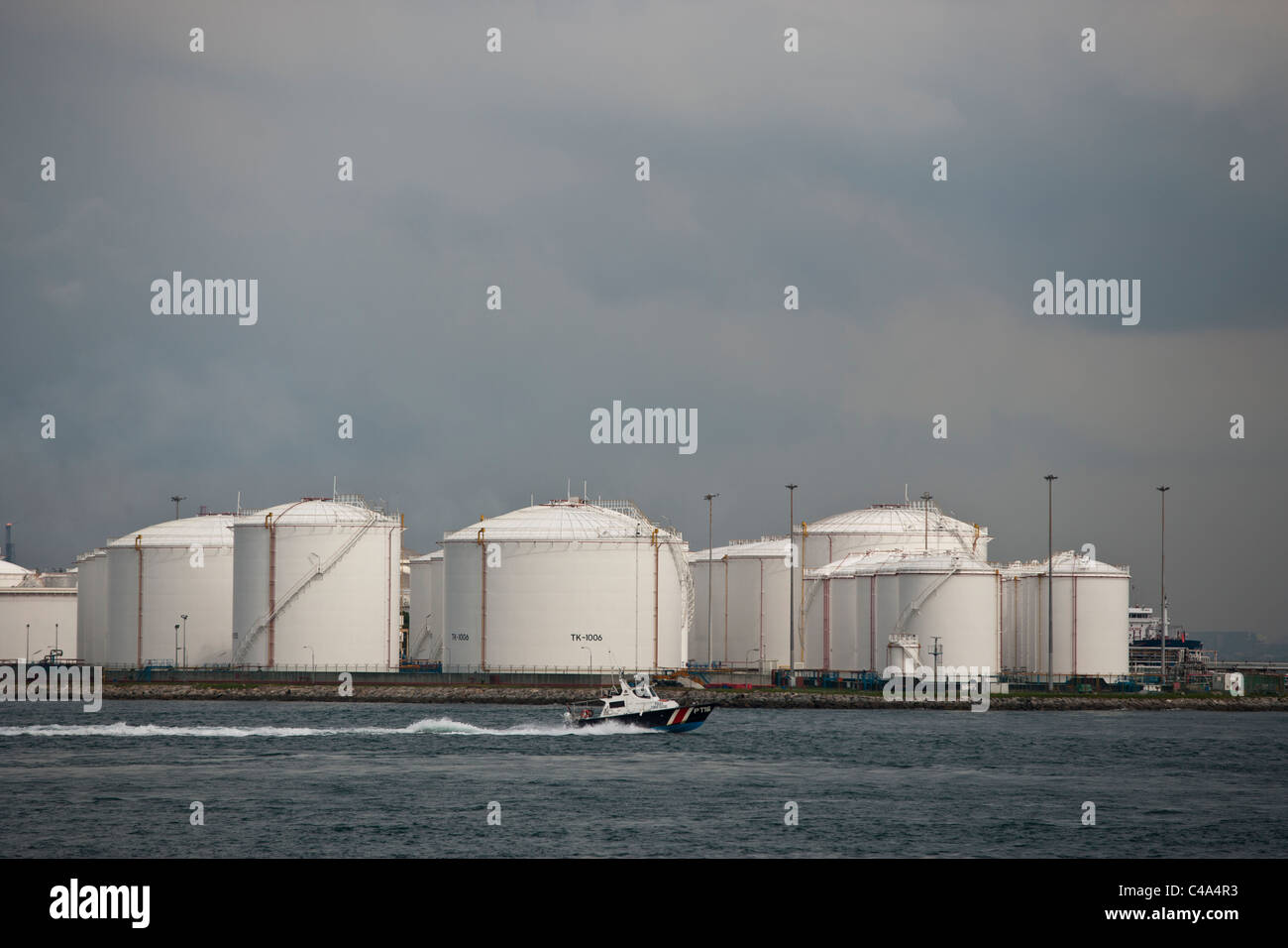 Oil Tank Farm Stock Photos & Oil Tank Farm Stock Images Alamy