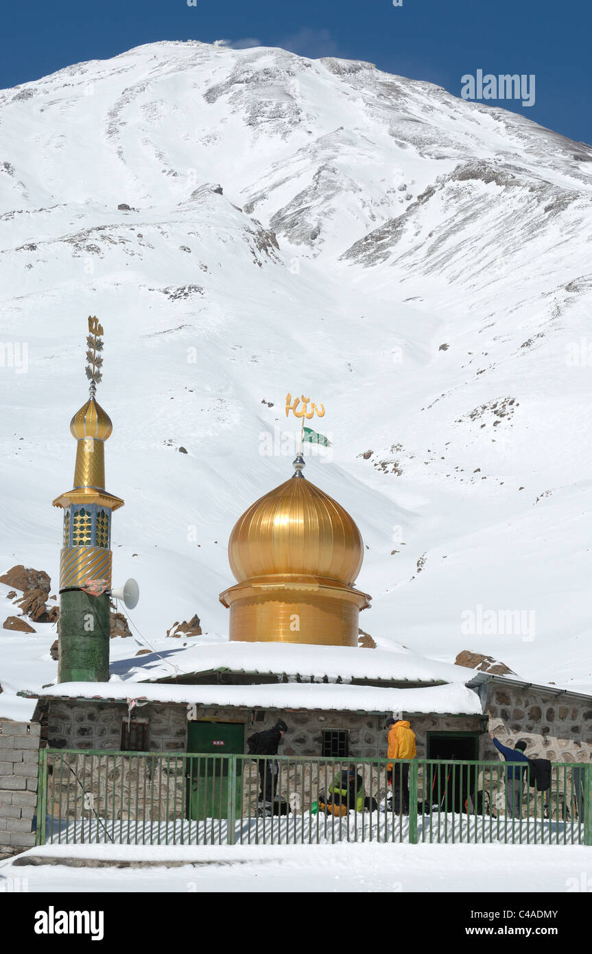 Mountaineers outside the Saheb al Zaman Mosque on Mt Damavand in the Alburz mountains of Iran in winter. Stock Photo