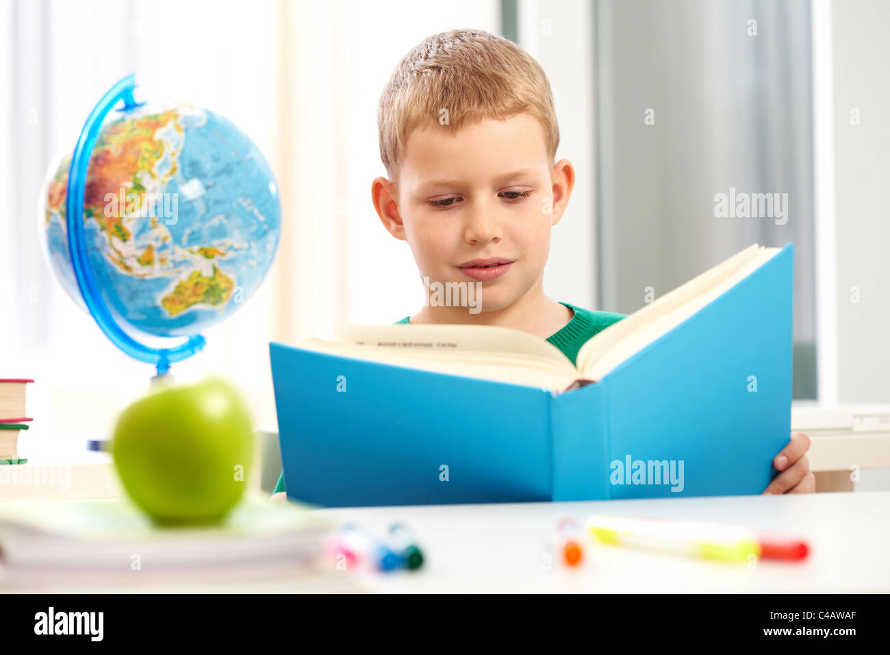 Книга для мальчиков. Школьник читает книгу. Мальчик с книжкой. Ученик с книжкой. Ученик читал книгу.