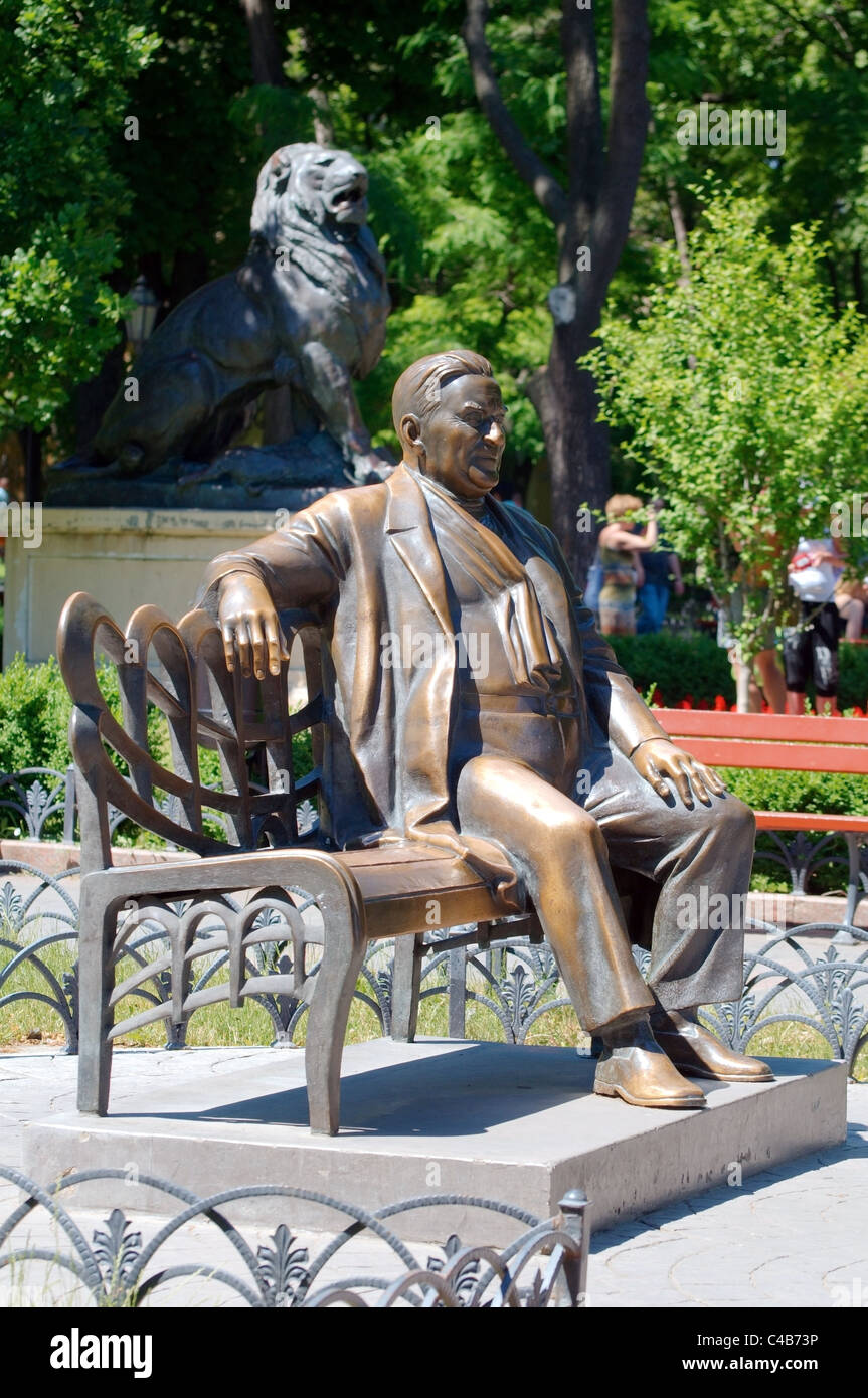 Bronze monument, Leonid Utyosov (Soviet jazz singer and comic actor) in Odessa city garden, Odessa, Ukraine, Eastern Europe Stock Photo