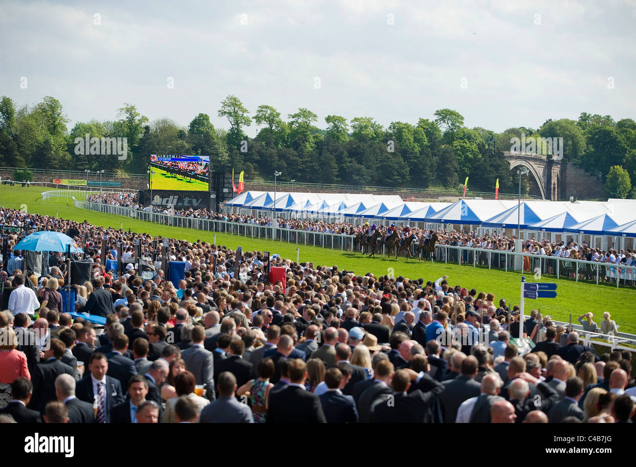Racecourse crowds stands hi-res stock photography and images - Alamy