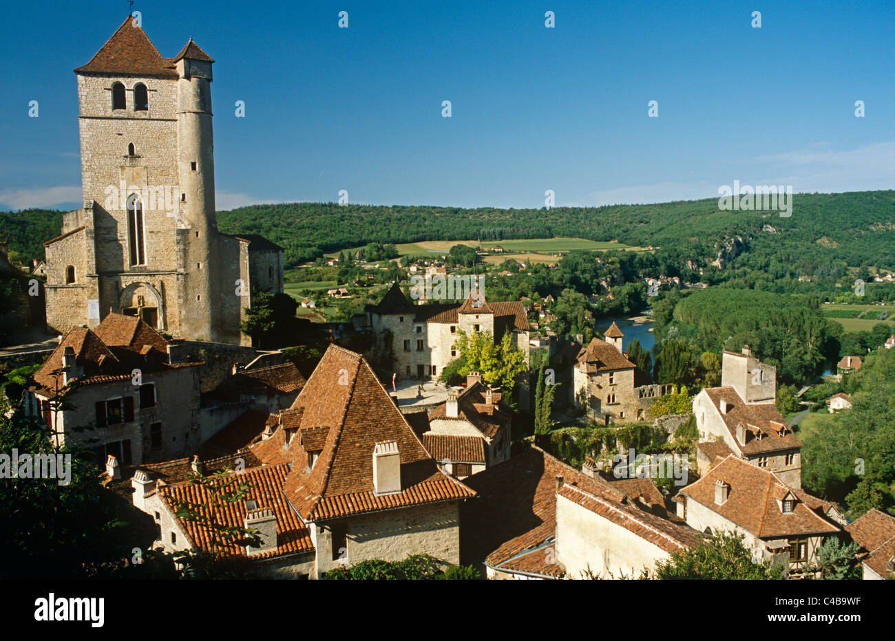 France, Midi-Pyrenees, Lot, St-Cirq-Lapopie. Dominated by its 15th-century church and overlooking the River Lot, Stock Photo