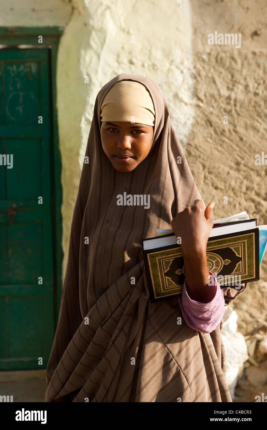 Muslim girl walking to school, Berbera, Somaliland, Somalia Stock Photo