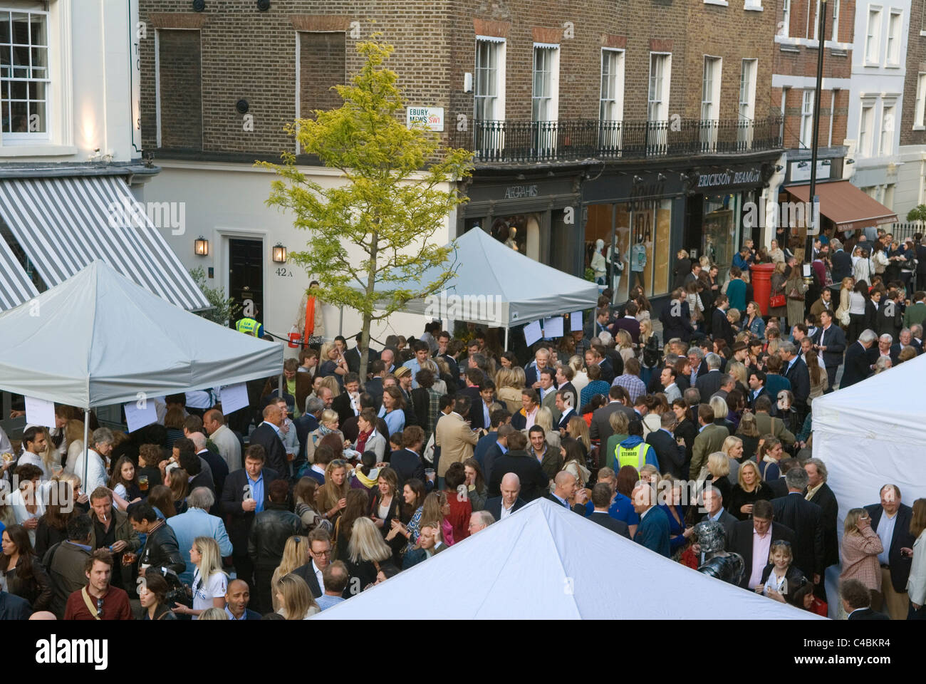 Elizabeth Street summer Street Party Chelsea and Kensington Belgravia wealthy Londoners local people meet up do a little shopping and enjoy wandering around meeting local friends London SW1 UK 2011 2010s UK HOMER SYKES Stock Photo