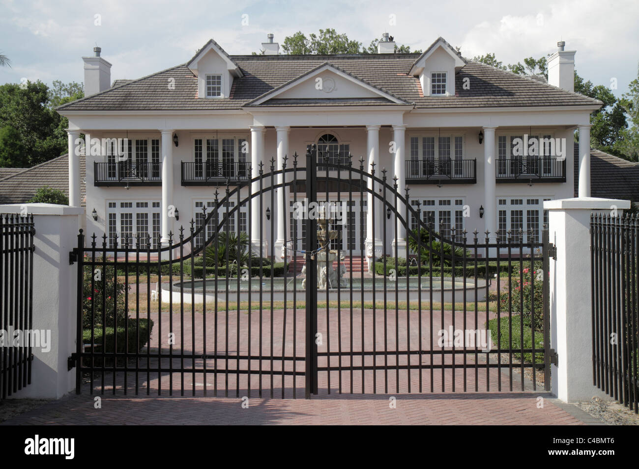 Mansion gate hi-res stock photography and images - Alamy