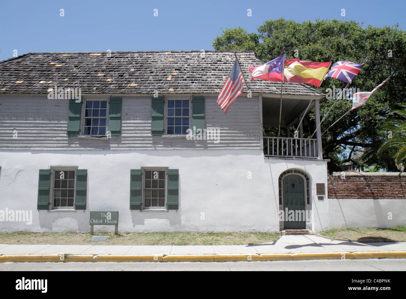St. Saint Augustine Florida,St. Francis Street,Oldest House Museum,multiple multi flags,Gonzáles Alvarez House,coquina dwelling,1727,visitors travel t Stock Photo