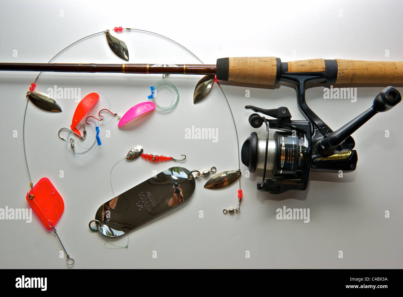 Kokanee fishing outfit willow leaf gang troll Apex Killer Wedding Band lures  Dodger attractor light spinning rod reel Stock Photo - Alamy