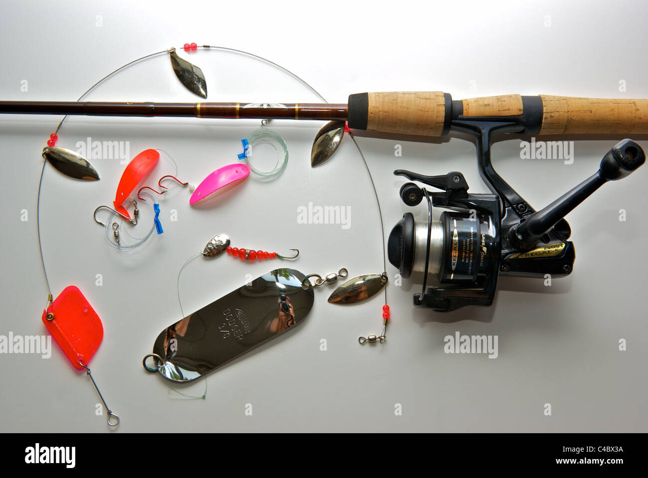 https://c8.alamy.com/comp/C4BX3A/kokanee-fishing-outfit-willow-leaf-gang-troll-apex-killer-wedding-C4BX3A.jpg